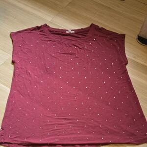 Maurices Maroon Short Sleeve Tee with Tiny White Dot Print